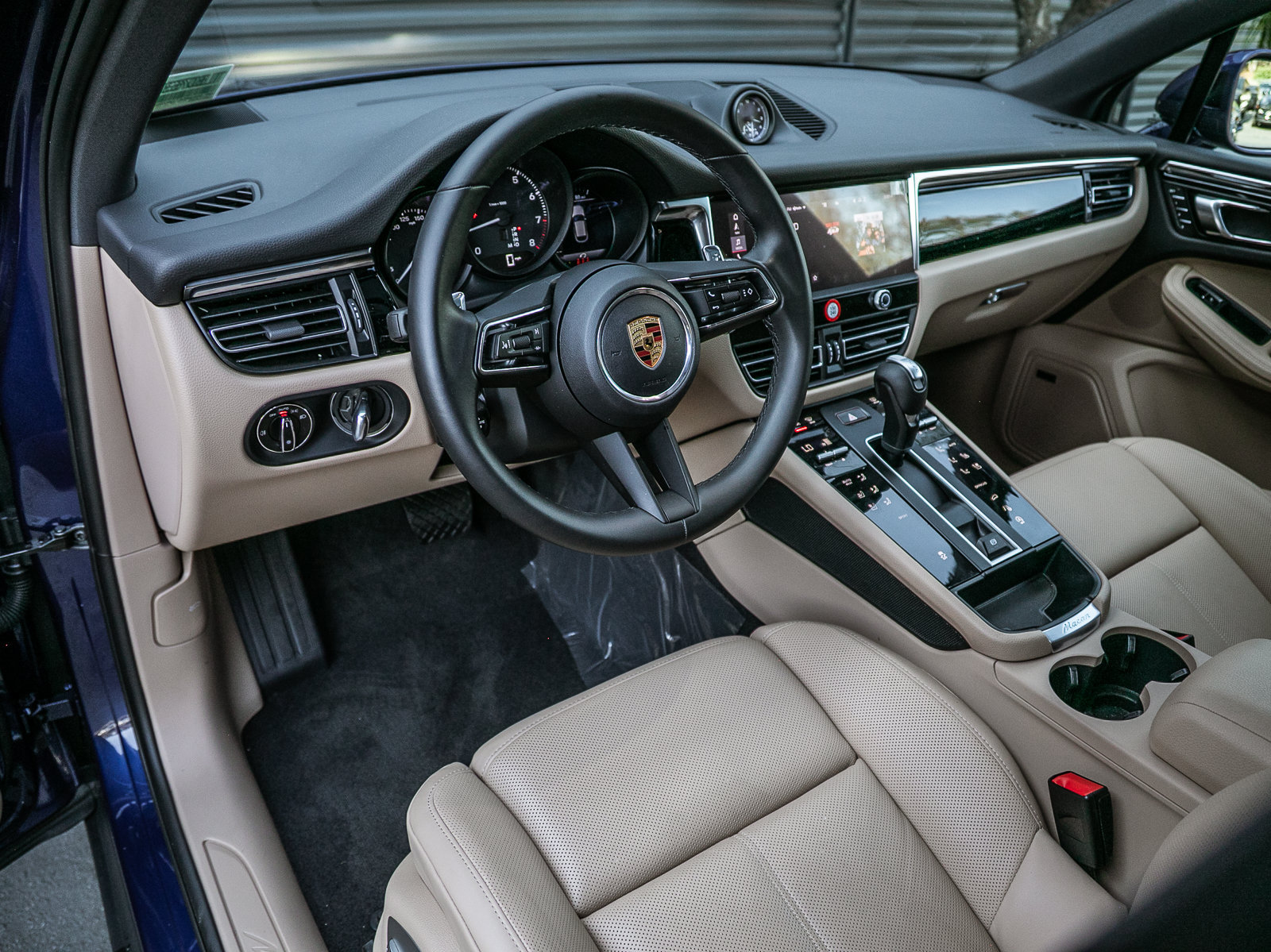 Certified 2026 Porsche Macan AWD/4WD image 4