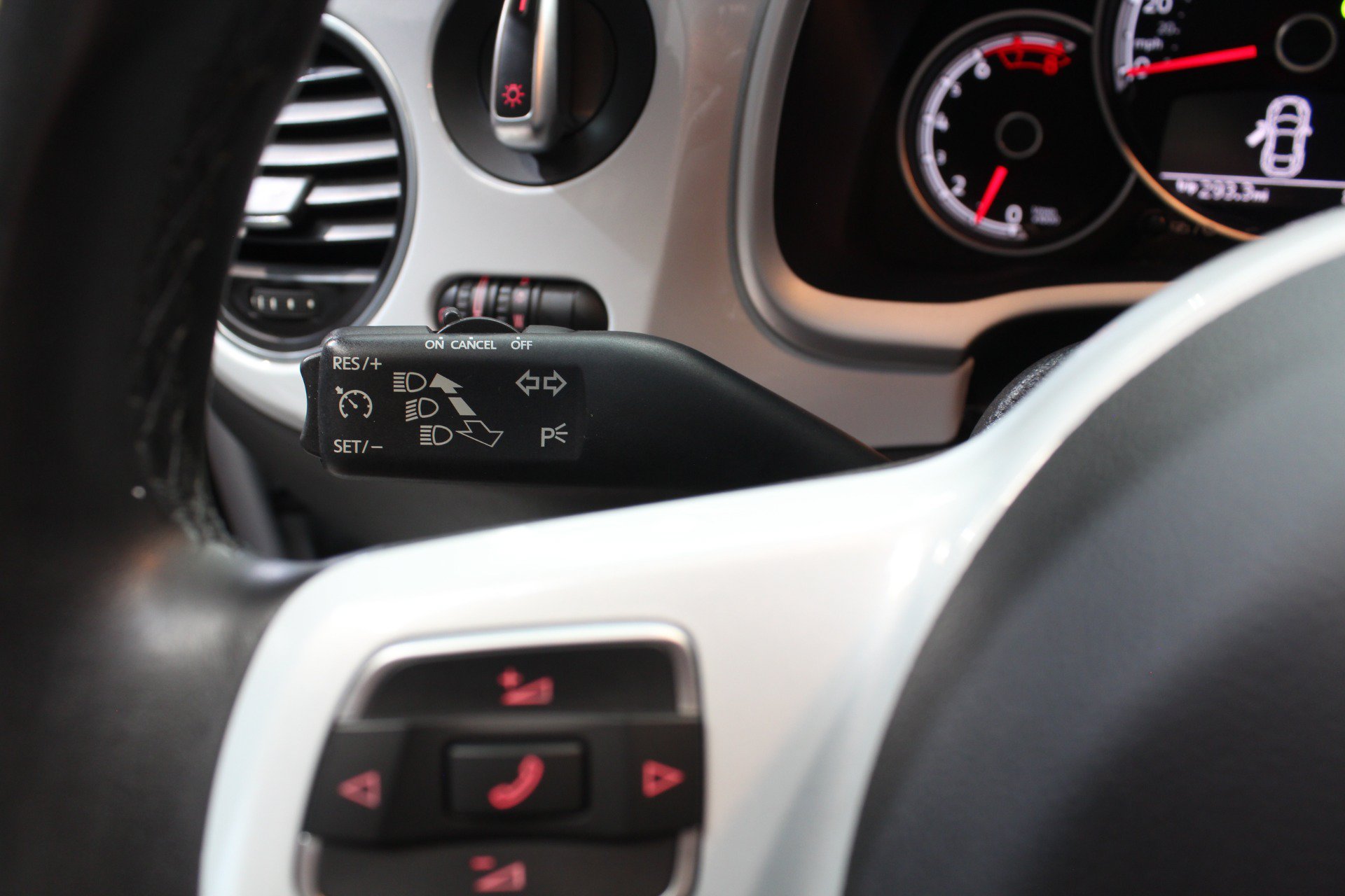 Used 2018 Volkswagen Beetle 2.0T SE FWD image 55