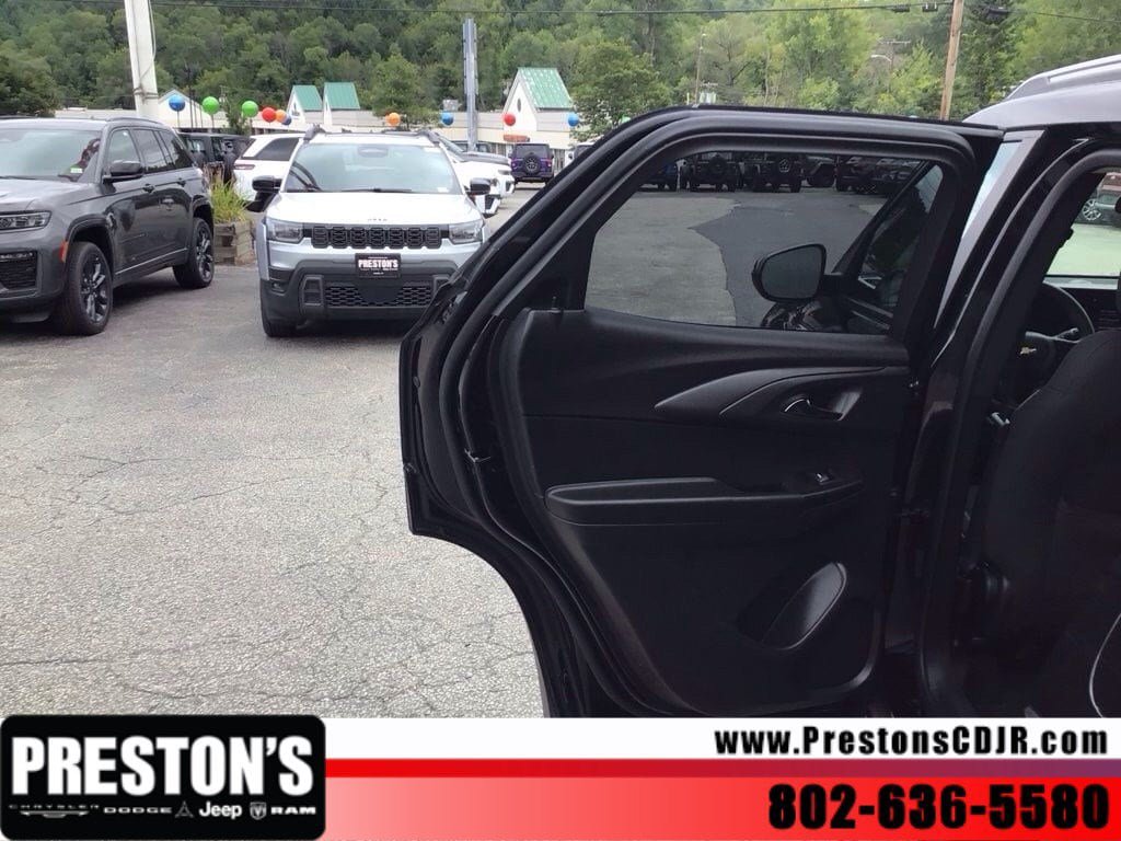 Used 2025 Chevrolet TrailBlazer LT AWD/4WD image 23
