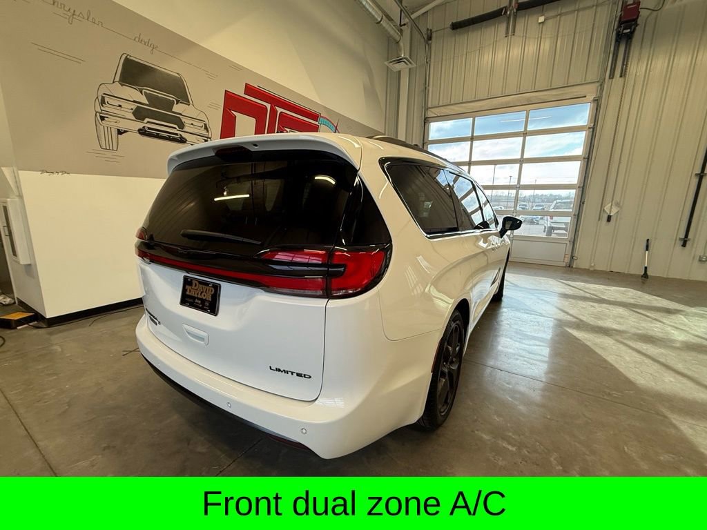 Used 2025 Chrysler Pacifica Limited image 5