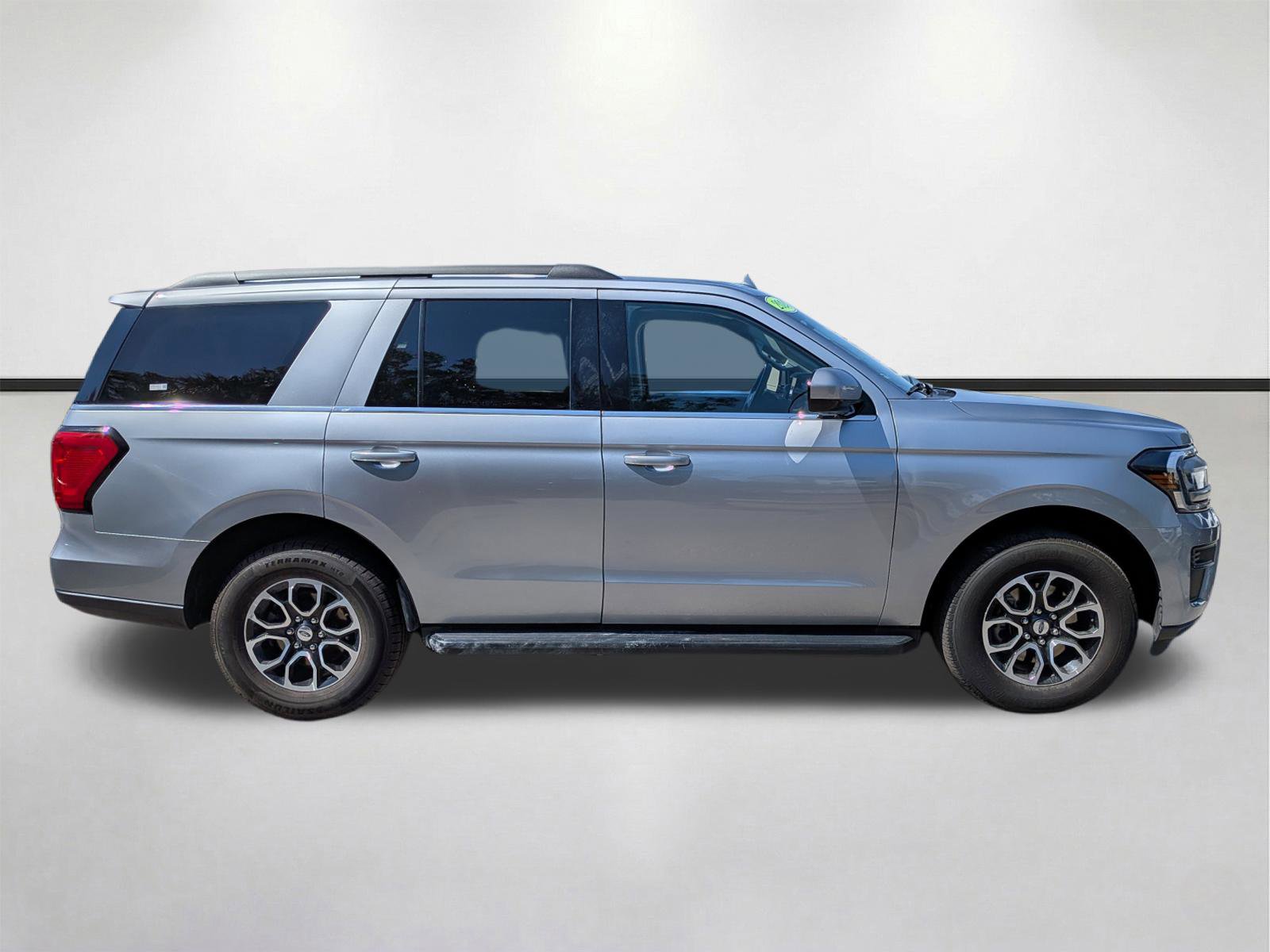 Used 2024 Ford Expedition XLT RWD image 3