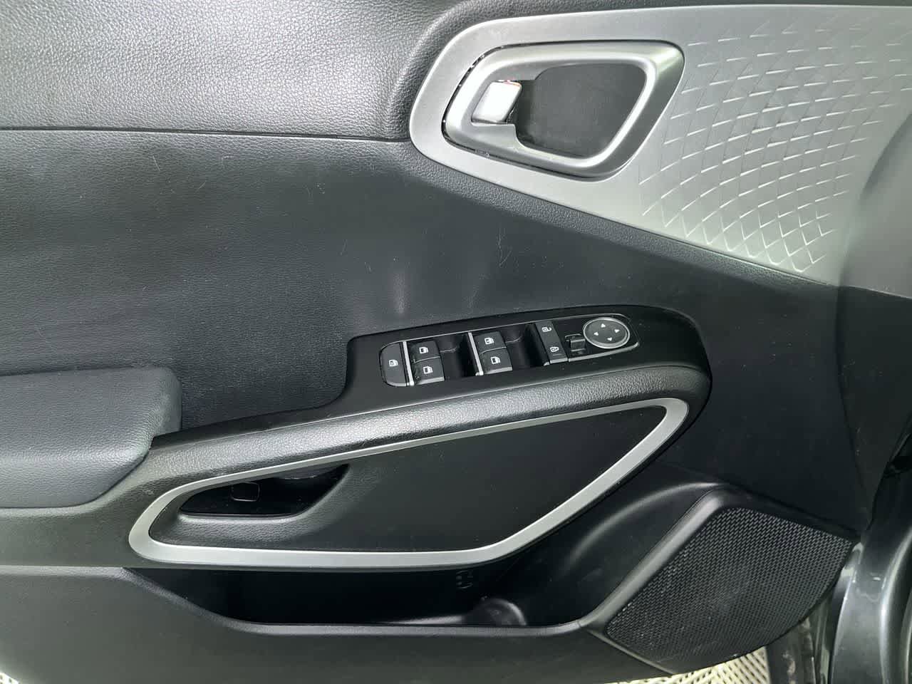 Used 2023 Kia Soul LX image 13