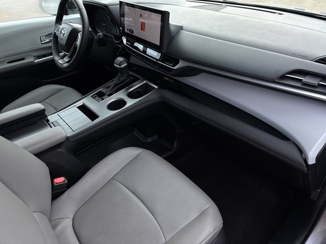 Used 2025 Toyota Sienna XLE FWD image 16