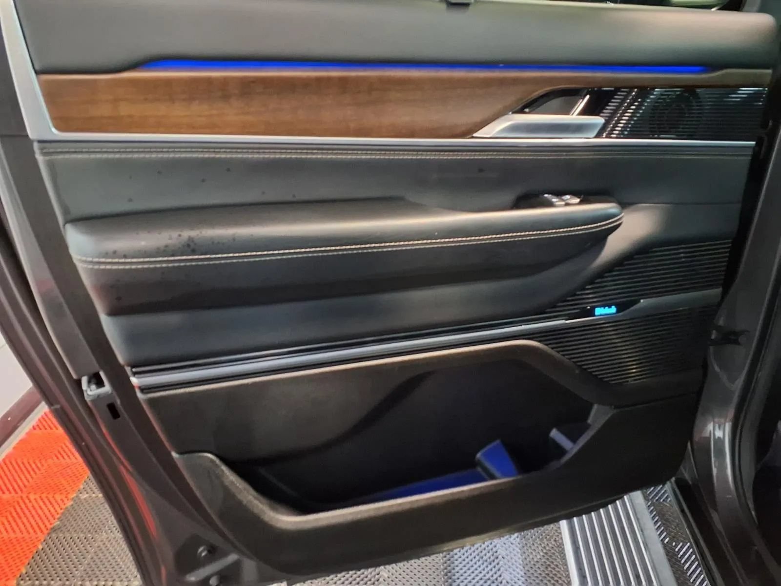 Used 2024 Jeep Grand Wagoneer L 4WD w/ Flexible Seating Group image 18