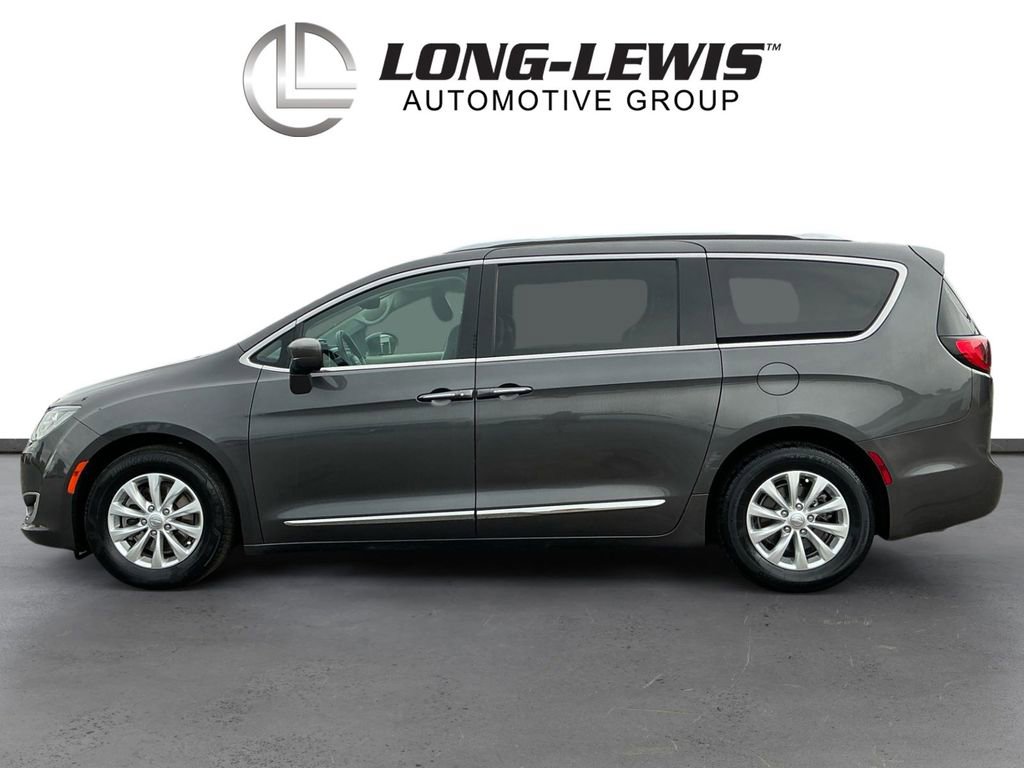 Used 2018 Chrysler Pacifica Touring-L FWD image 2