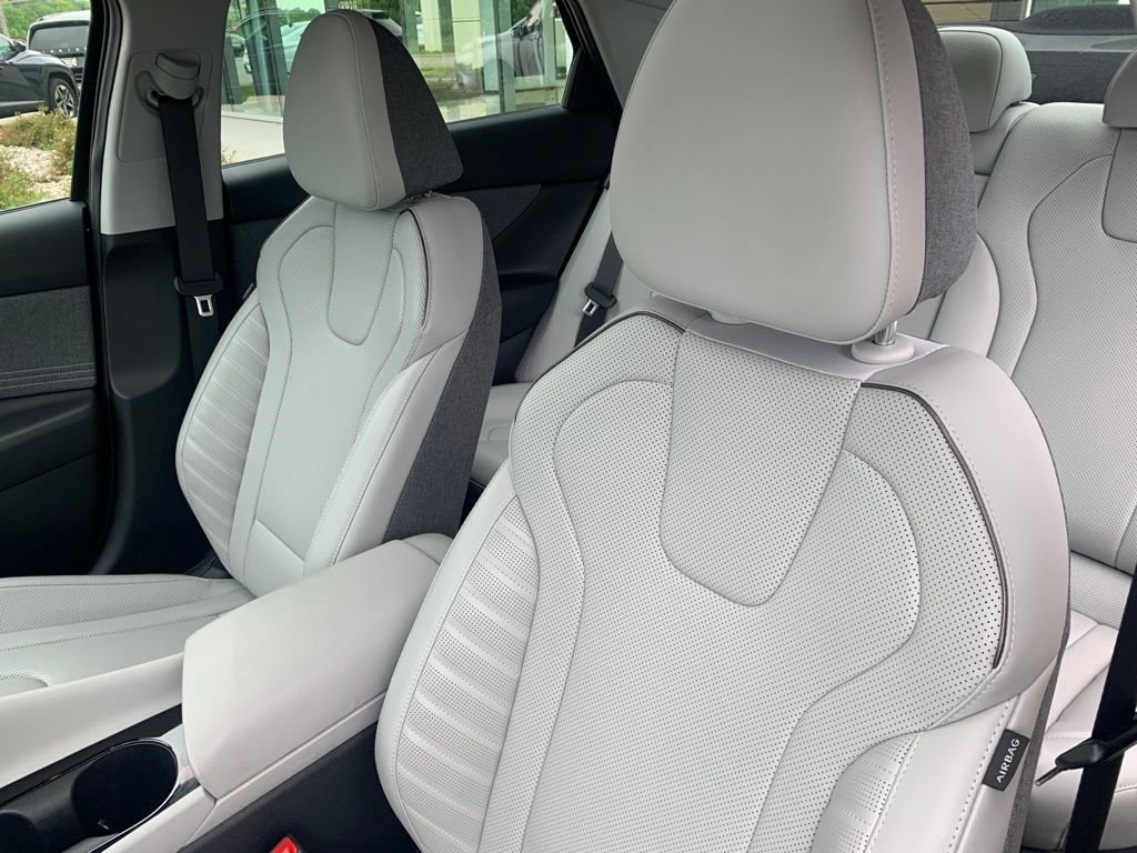 Certified 2024 Hyundai Elantra Limited FWD image 13
