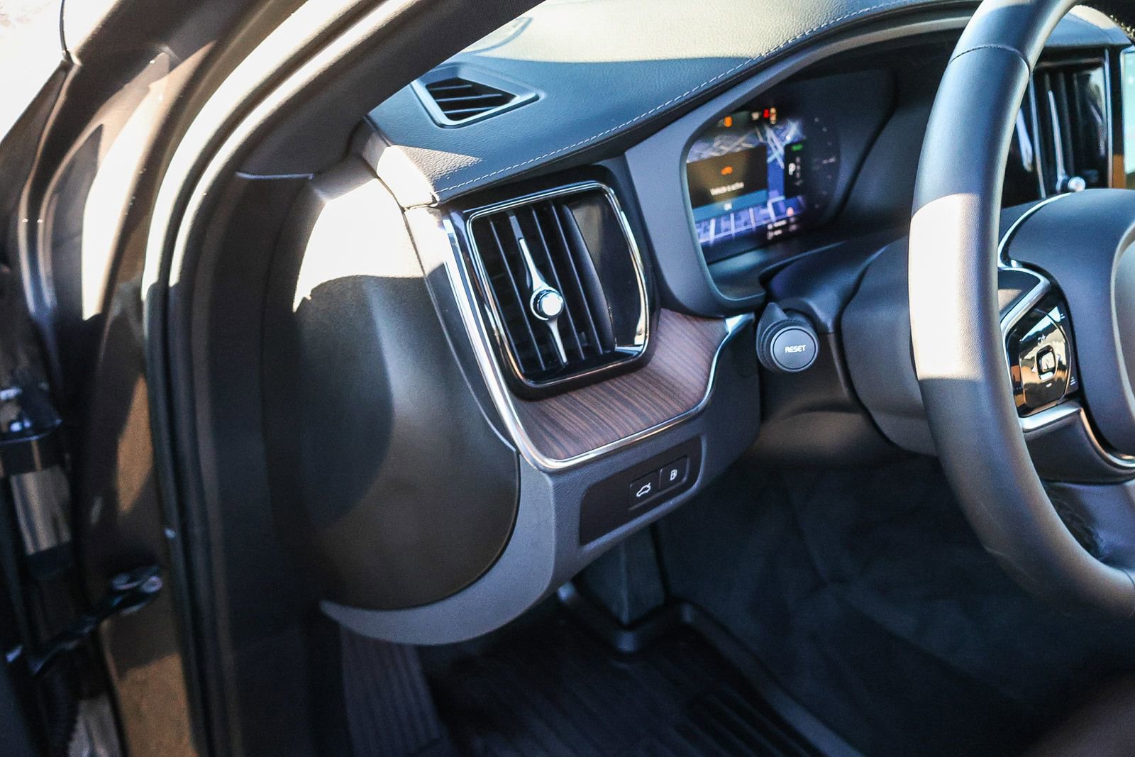 Used 2023 Volvo XC60 T8 Ultimate w/ Climate Package image 33