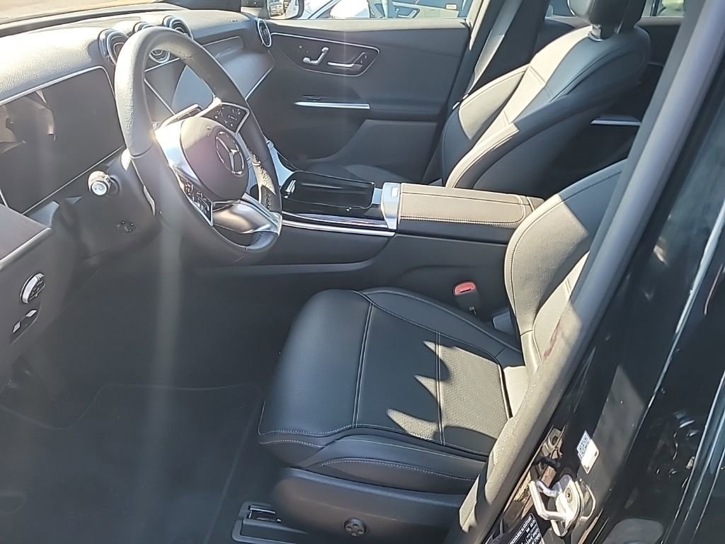 Used 2025 Mercedes-Benz GLC 300 4MATIC image 5