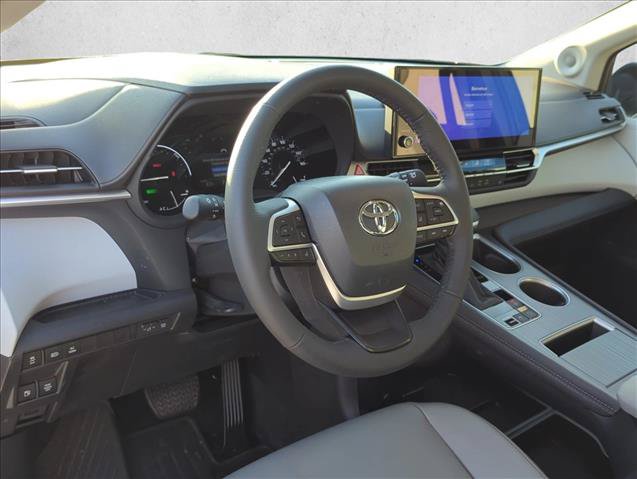 Used 2025 Toyota Sienna XLE w/ XLE Plus Package FWD image 8