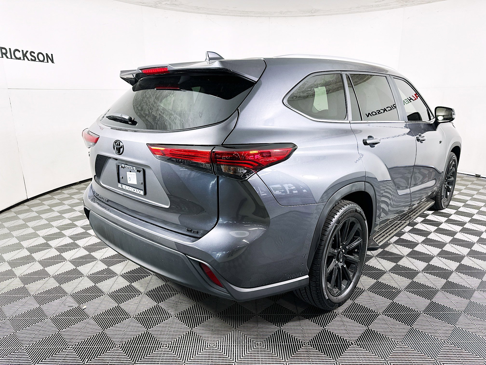 Used 2023 Toyota Highlander XLE image 3