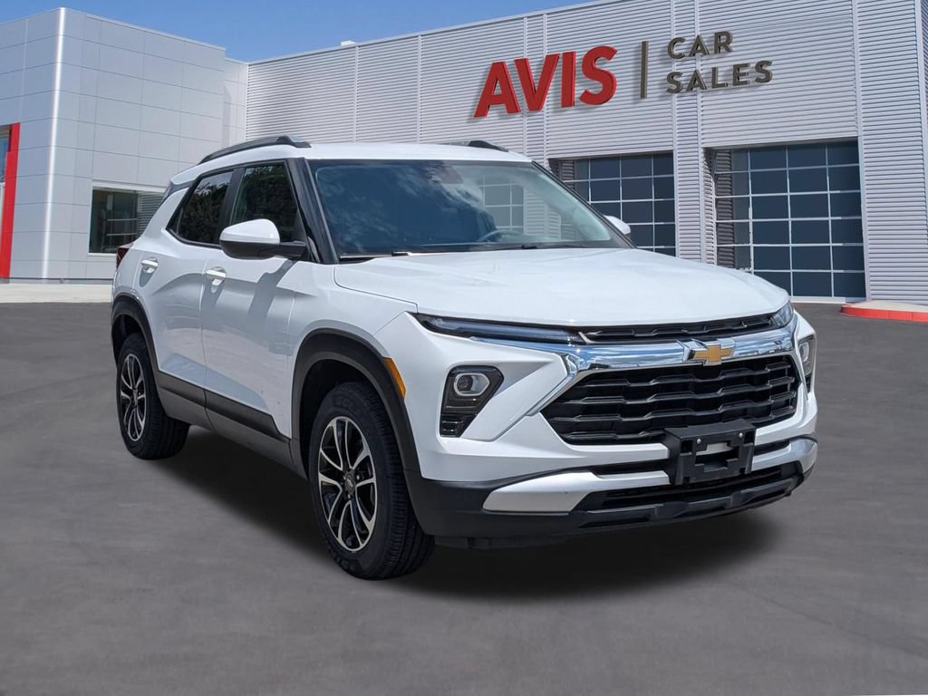 Used 2025 Chevrolet TrailBlazer LT AWD/4WD image 3