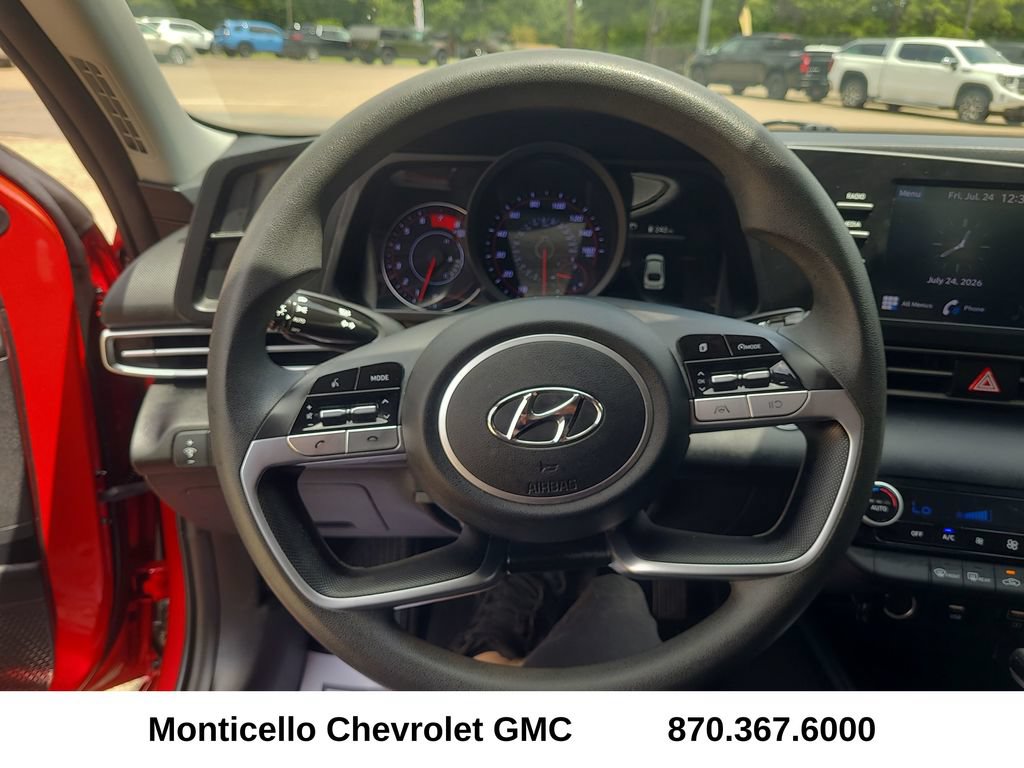 Used 2022 Hyundai Elantra SEL w/ Preferred Accessory Package FWD image 13