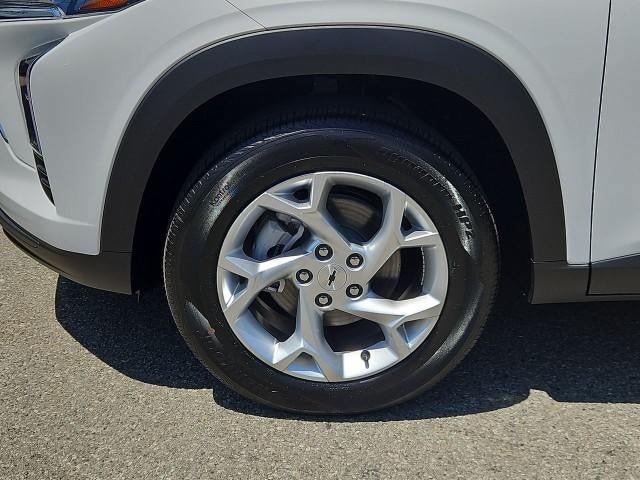 New 2026 Chevrolet Trax LS w/ LS Convenience Package FWD image 31
