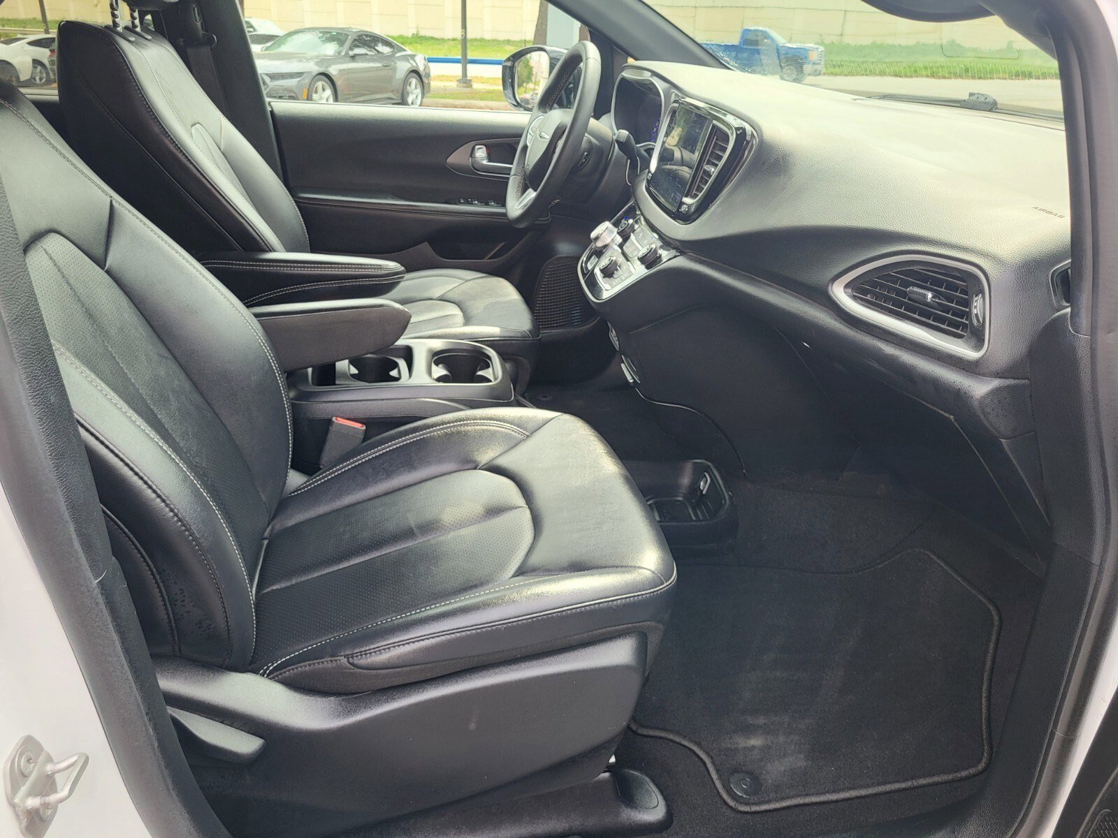Used 2025 Chrysler Pacifica Select FWD image 12