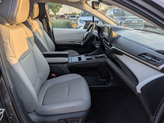 Certified 2025 Toyota Sienna XLE FWD image 33