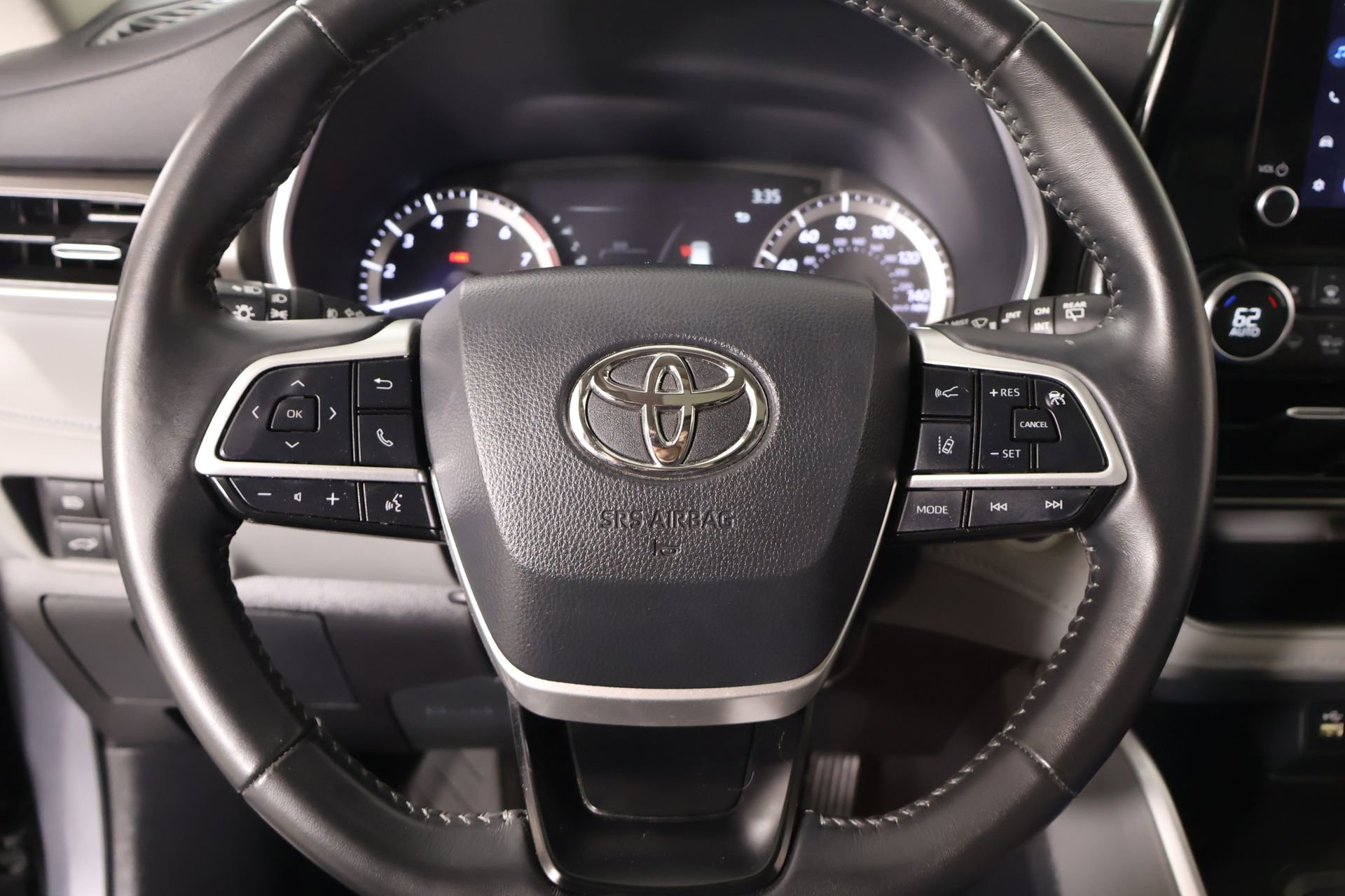 Used 2024 Toyota Highlander XLE AWD/4WD image 3