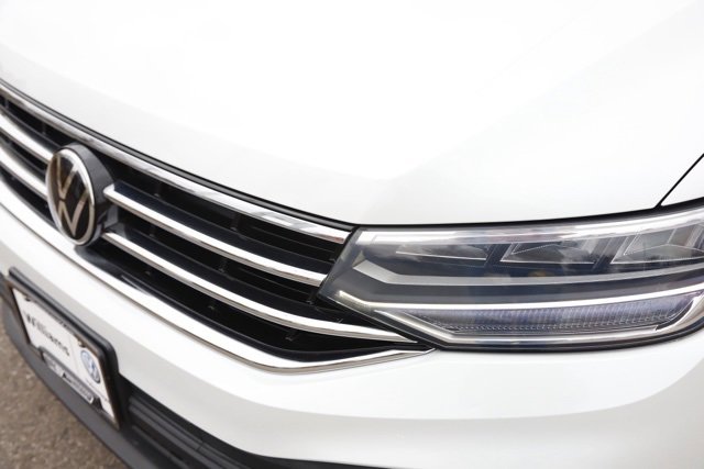 Used 2023 Volkswagen Tiguan SE w/ Panoramic Sunroof Package image 12