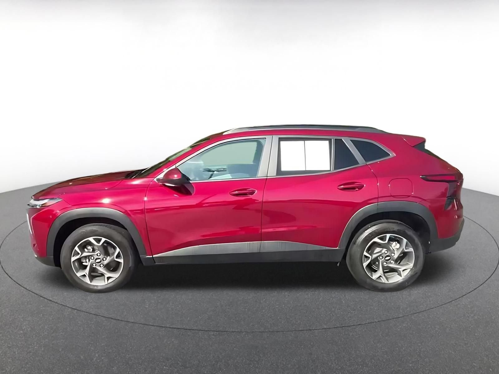 Used 2025 Chevrolet Trax LT FWD image 6