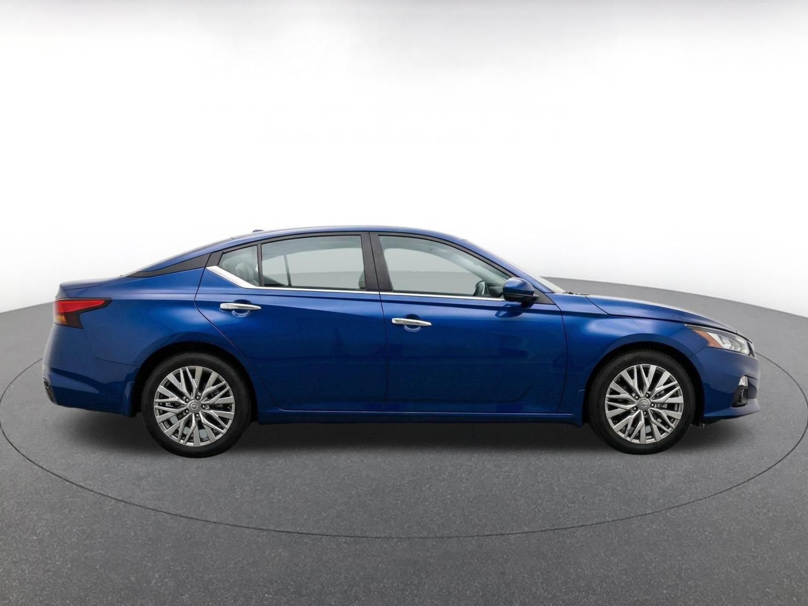Used 2025 Nissan Altima 2.5 SV FWD image 10
