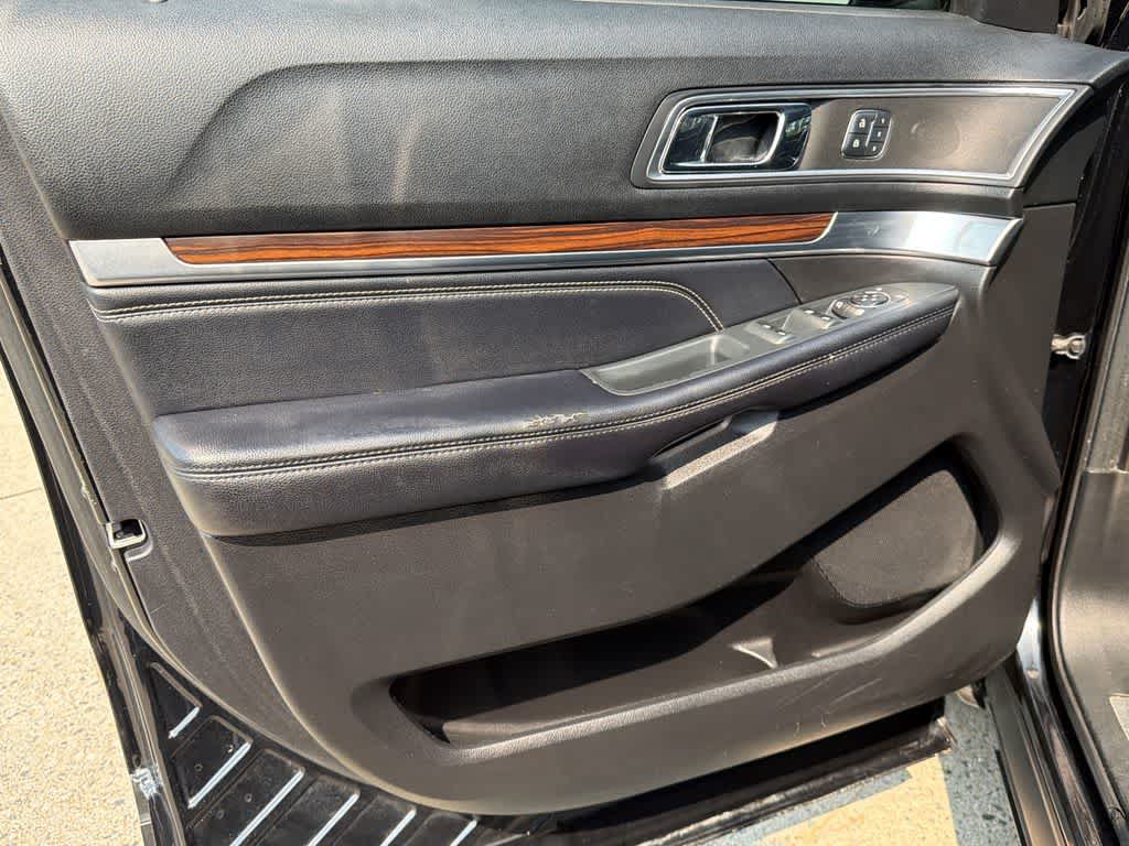 Used 2017 Ford Explorer Limited w/ Equipment Group 301A FWD image 11