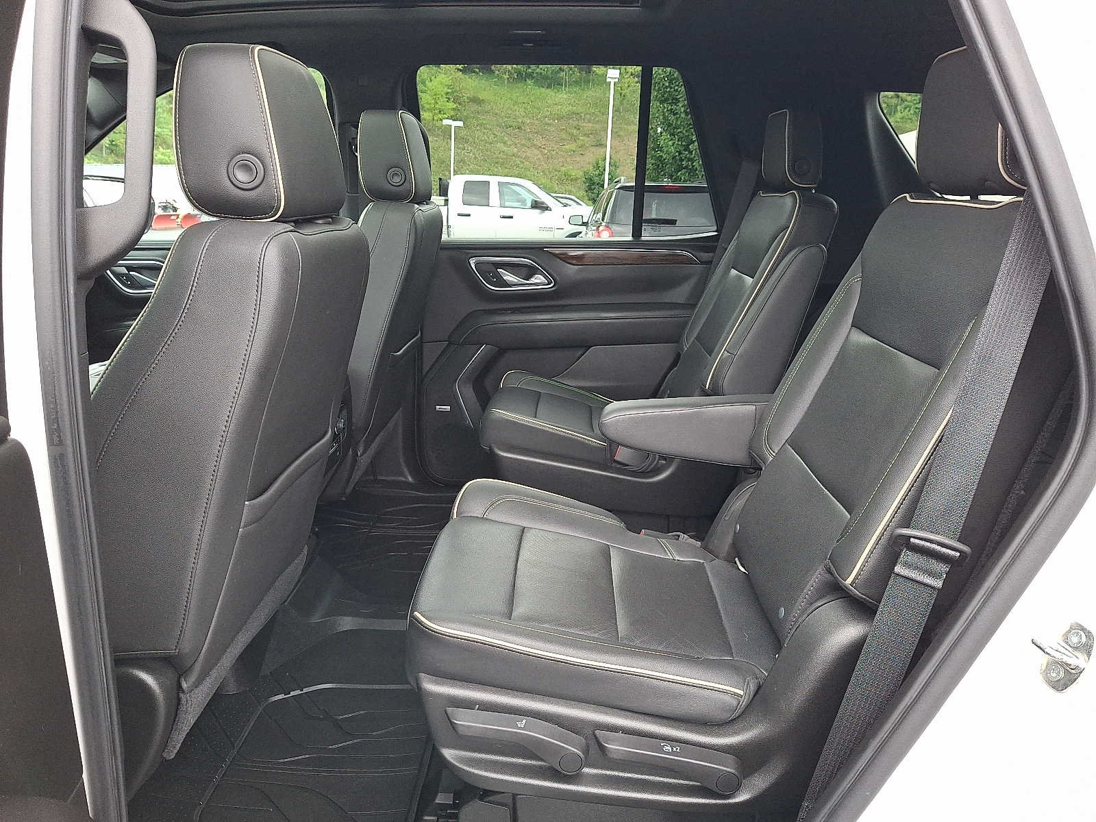 Used 2021 Chevrolet Tahoe Premier w/ Premium Package AWD/4WD image 10