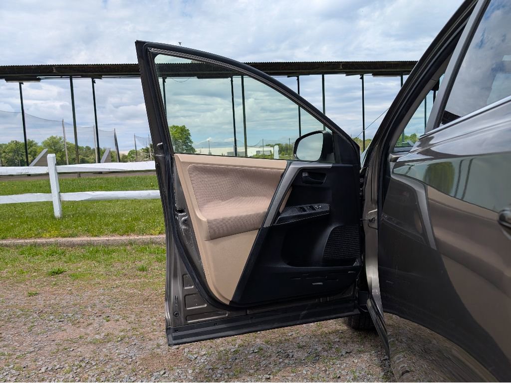 Used 2013 Toyota RAV4 XLE AWD/4WD image 10