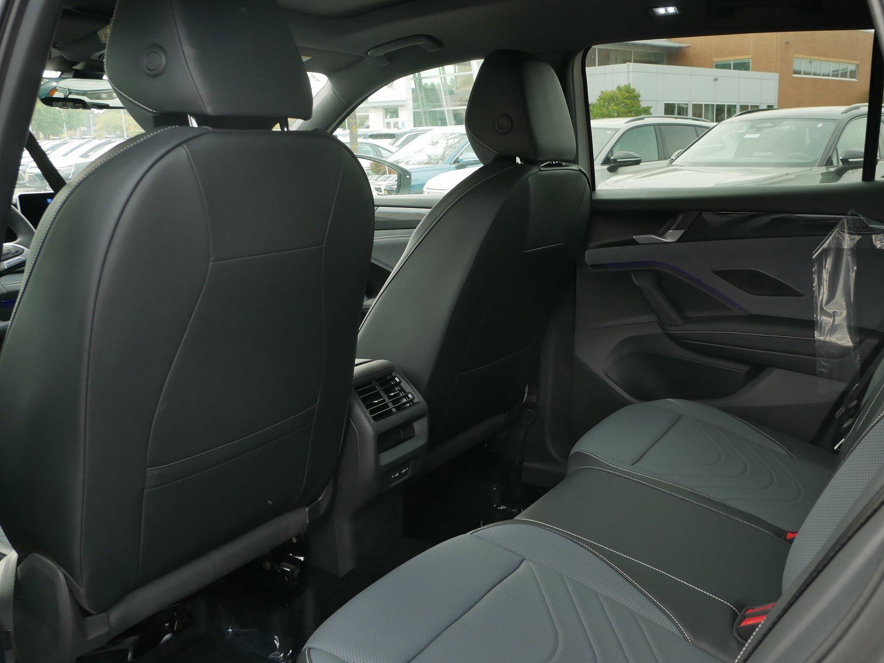 New 2025 Volkswagen Tiguan SE R-Line image 6