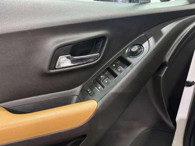 Used 2020 Chevrolet Trax LT w/ LT Convenience Package image 14