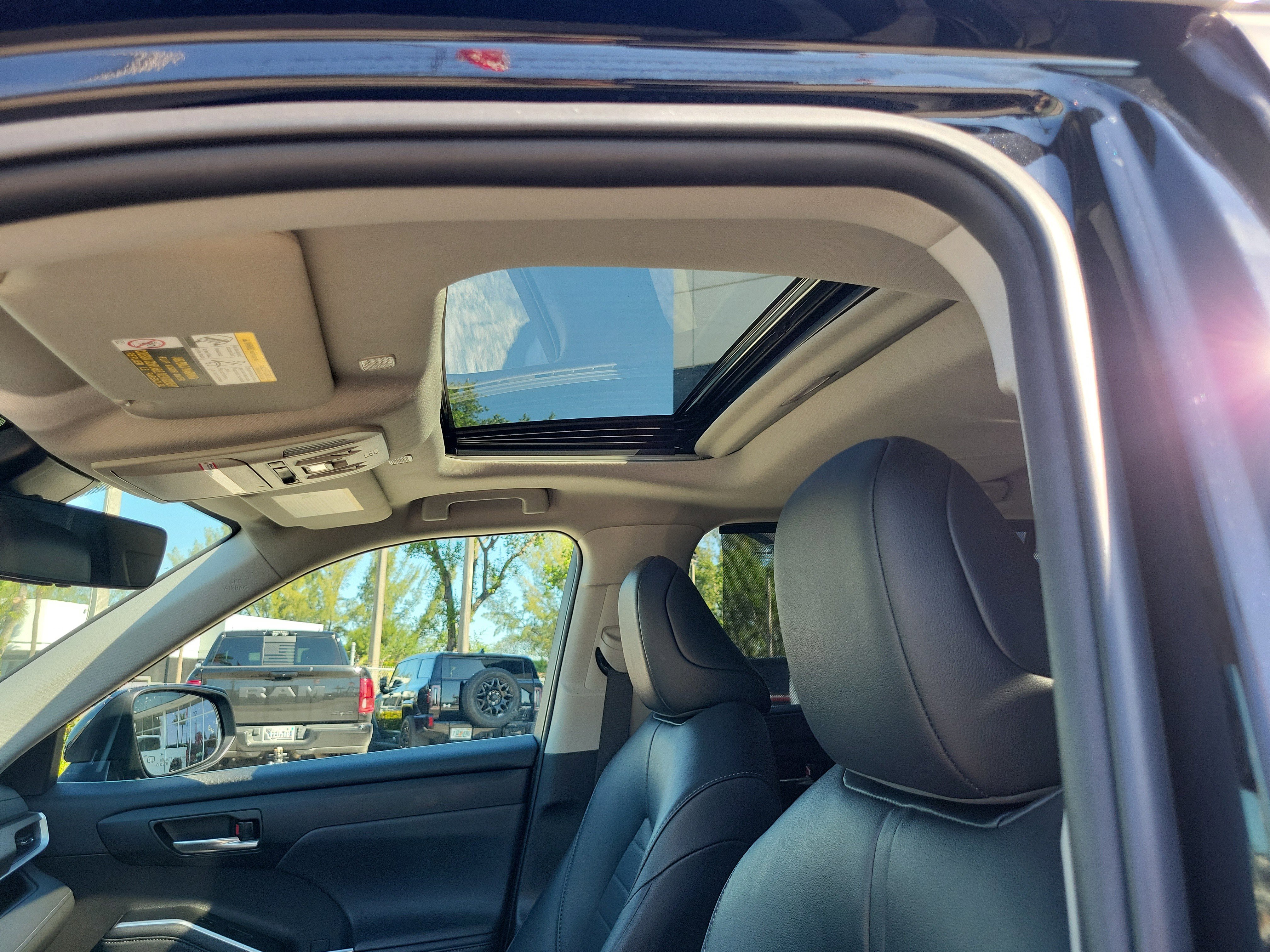 Used 2023 Toyota Highlander XLE FWD image 11