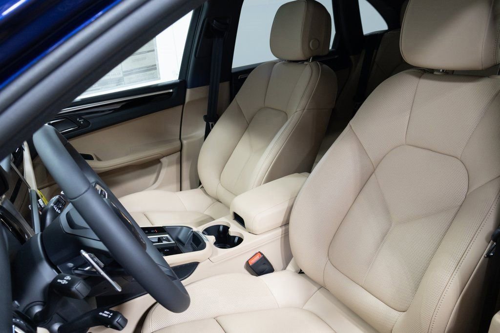 Certified 2025 Porsche Macan image 5