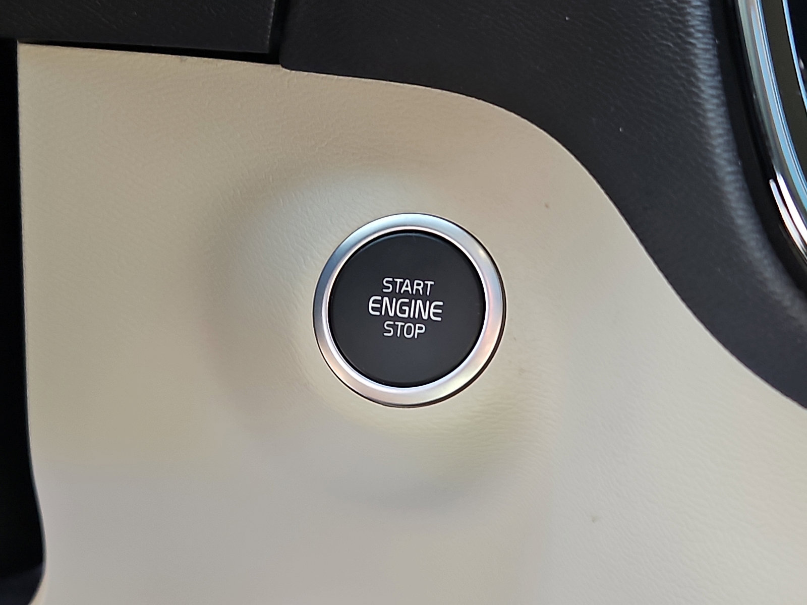 Certified 2023 Volvo XC40 B5 Plus w/ Climate Package image 24
