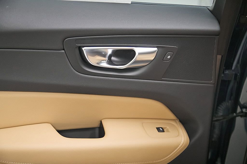 Certified 2025 Volvo XC60 B5 Ultra image 21