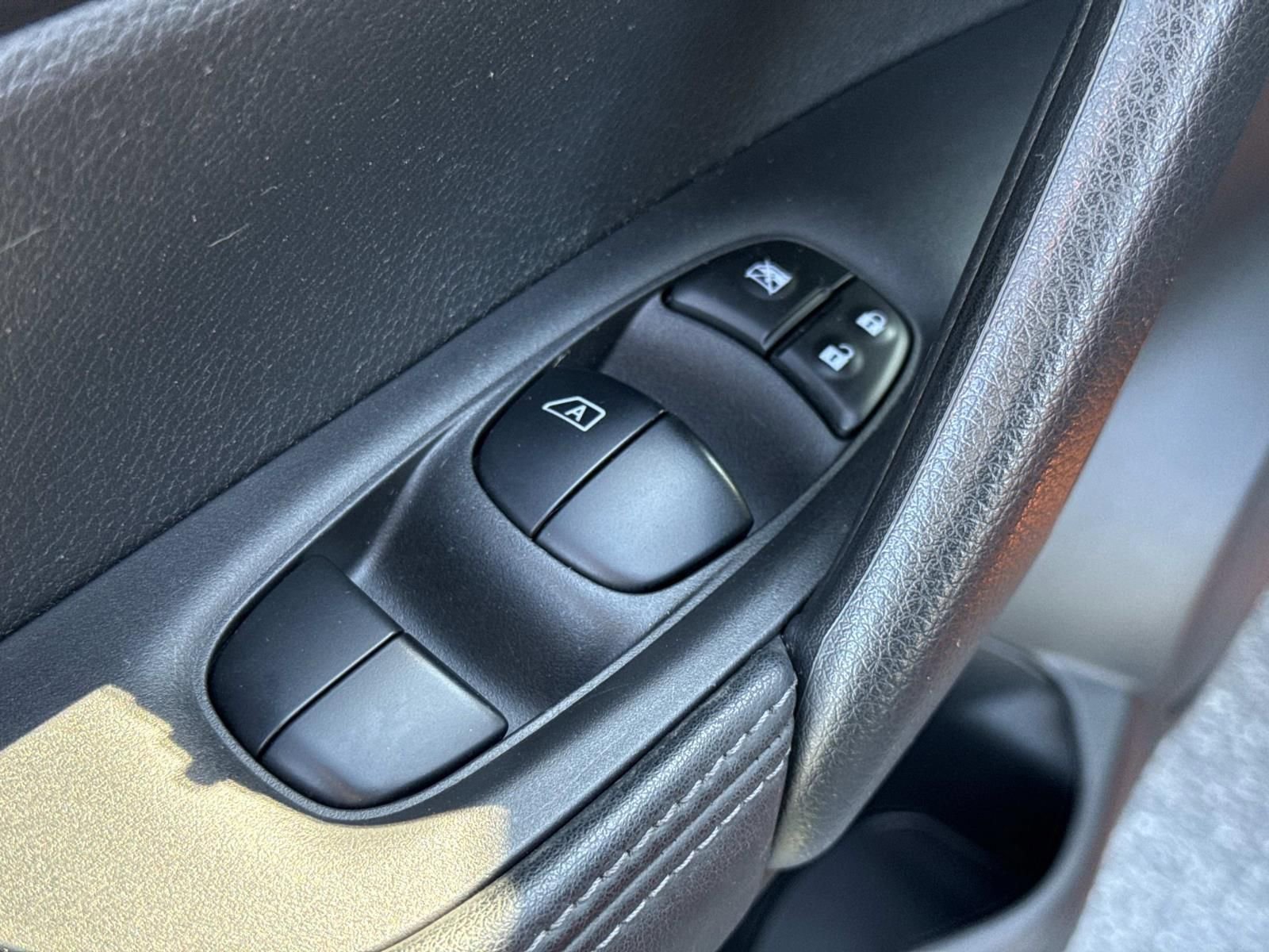 Used 2022 Nissan Rogue Sport S image 22