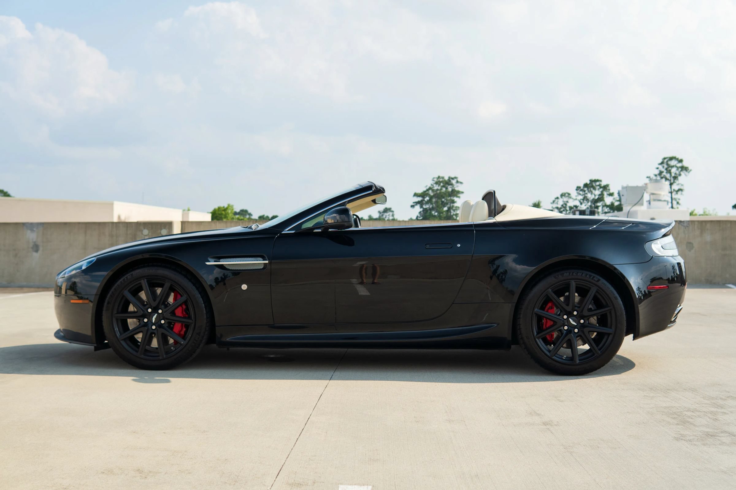 Used 2013 Aston Martin V8 Vantage Roadster RWD image 15