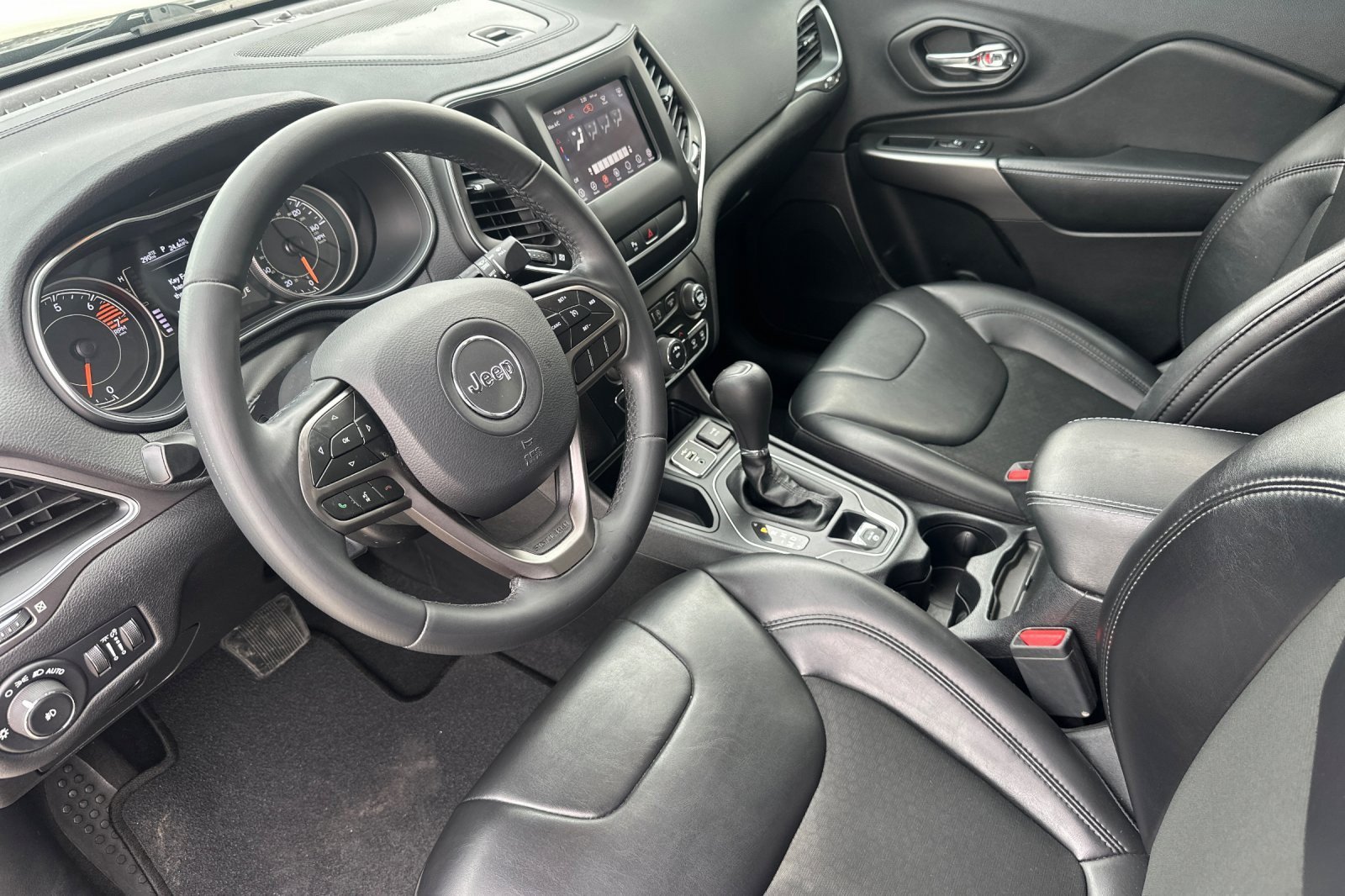 Used 2020 Jeep Cherokee Latitude Plus image 9