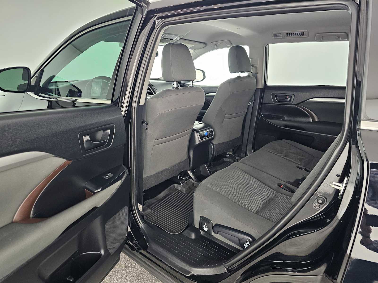 Used 2019 Toyota Highlander LE FWD image 15