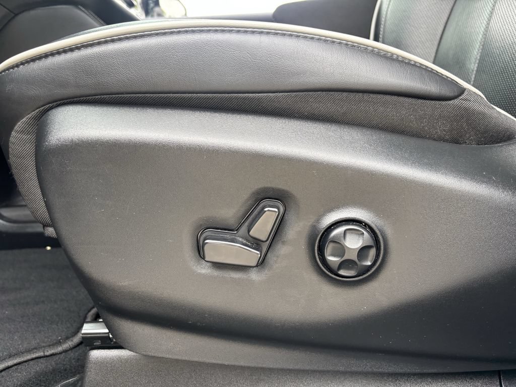 Used 2025 Chrysler Pacifica Limited FWD image 26