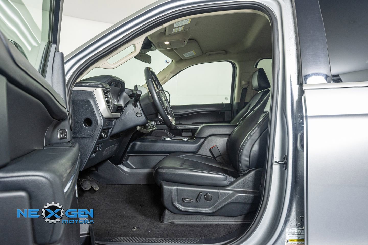 Used 2024 Ford Expedition XLT image 11
