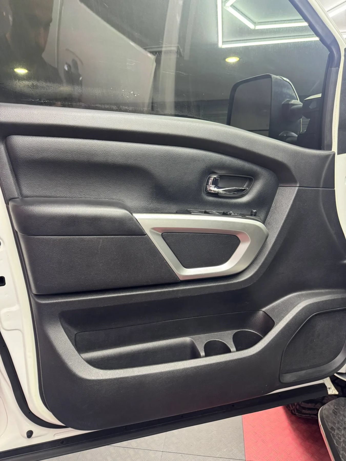 Used 2017 Nissan Titan SV RWD image 13
