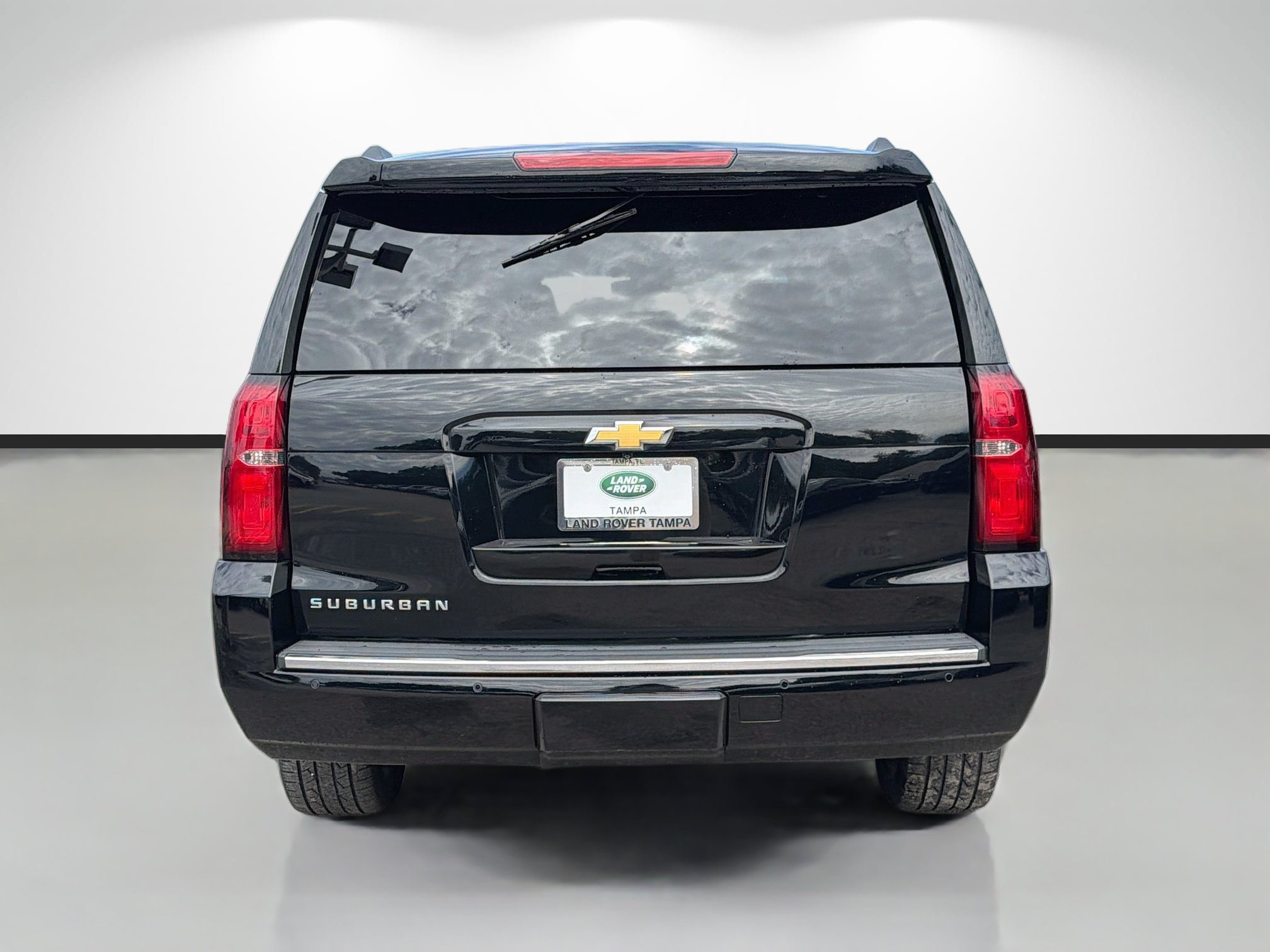Used 2015 Chevrolet Suburban LTZ RWD image 4