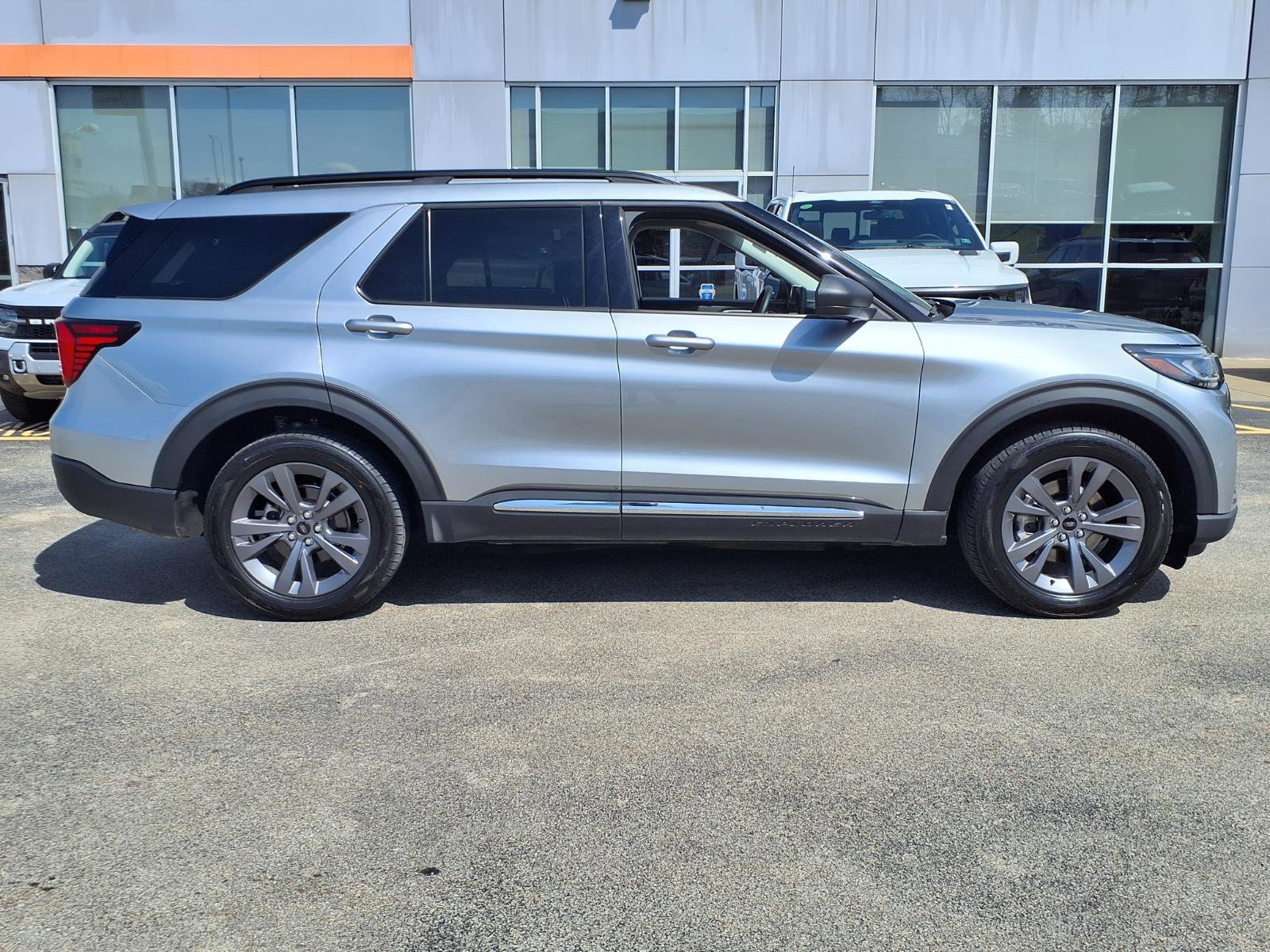 Used 2025 Ford Explorer Active w/ Active Comfort Package AWD/4WD image 6