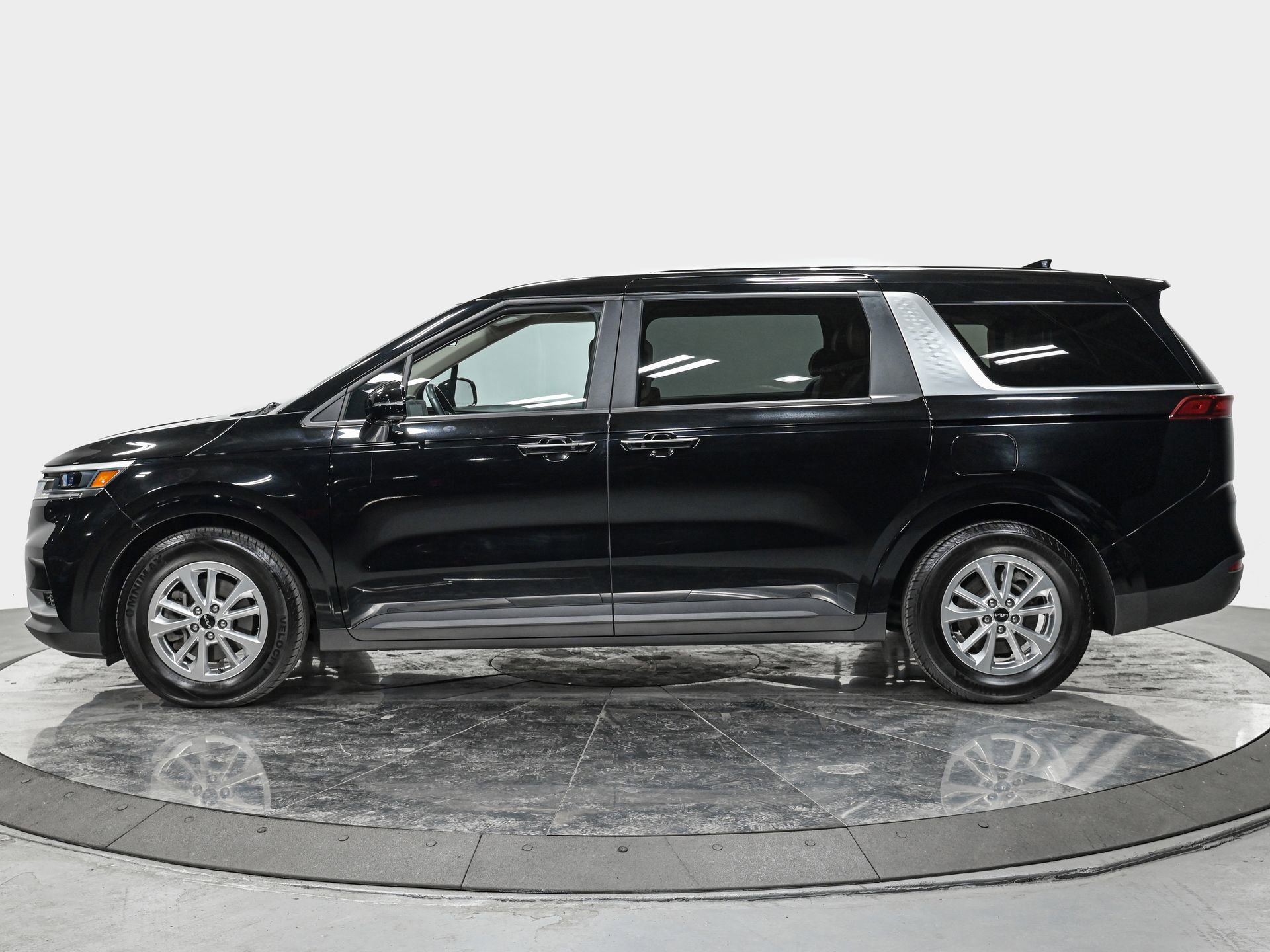 Used 2023 Kia Carnival LX image 2