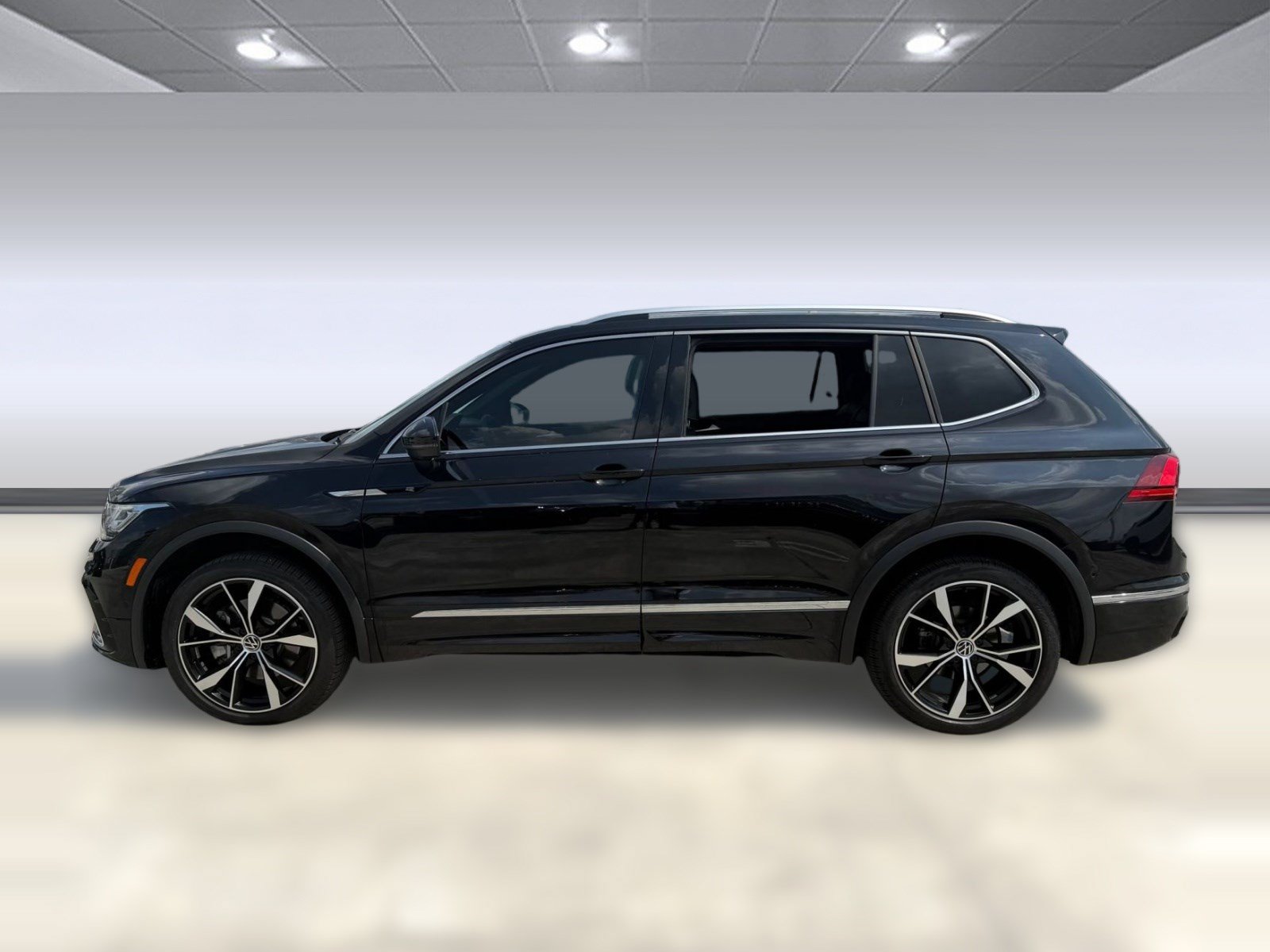 Used 2024 Volkswagen Tiguan SEL R-Line w/ MDO Package, Two-Row AWD/4WD image 2