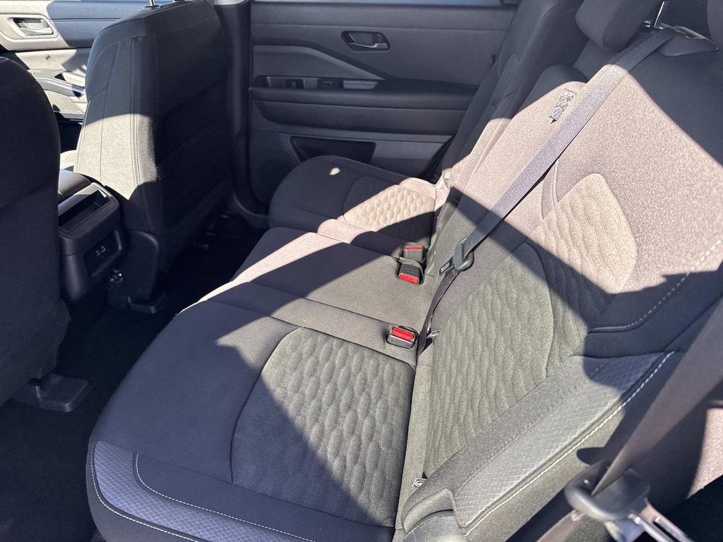 Used 2024 Nissan Pathfinder S image 14