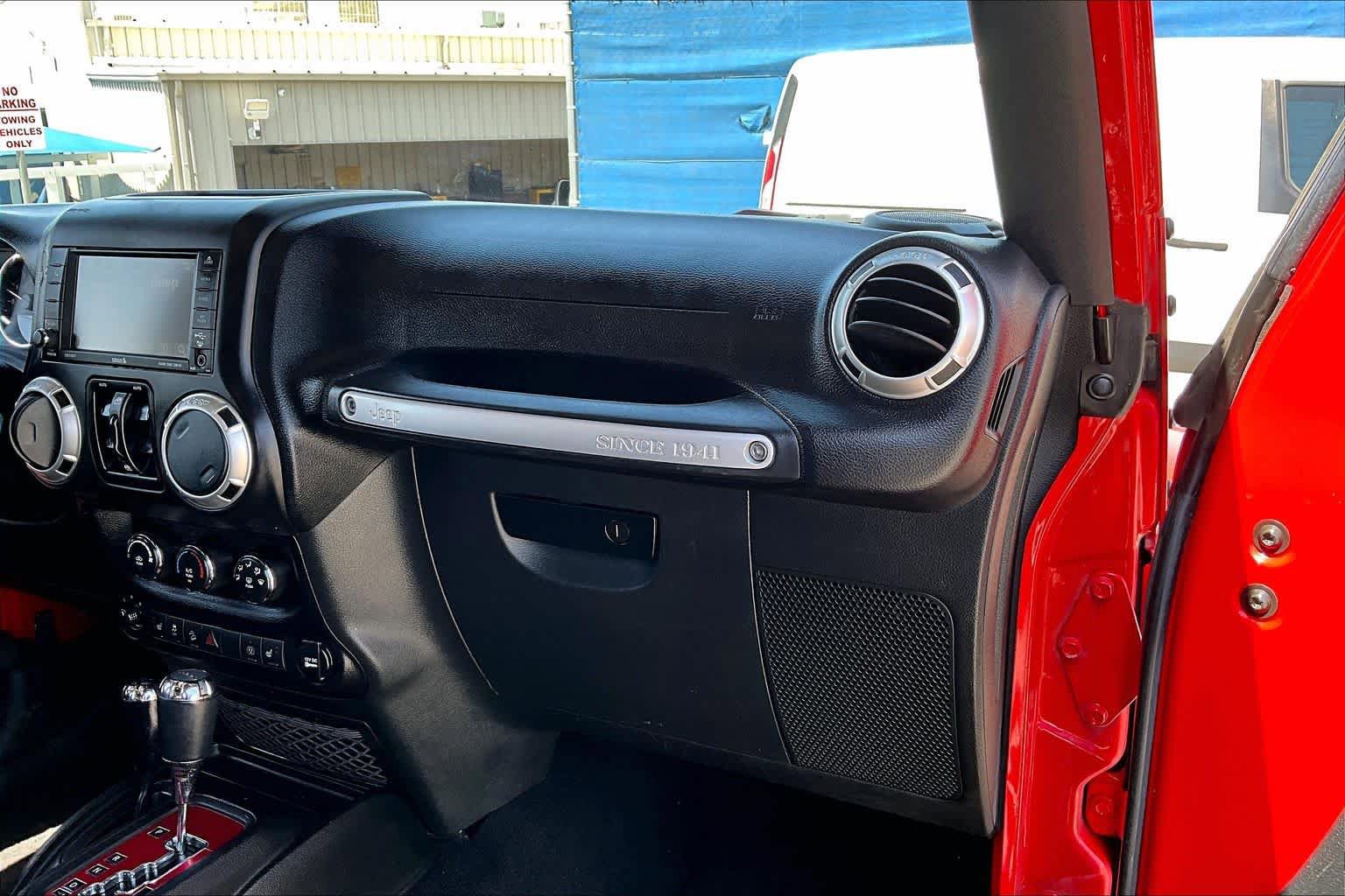 Used 2017 Jeep Wrangler Unlimited Sahara w/ Connectivity Group AWD/4WD image 17