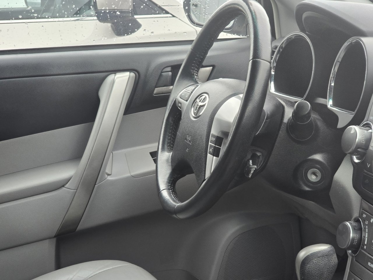 Used 2011 Toyota Highlander SE w/ Tow Pkg image 19