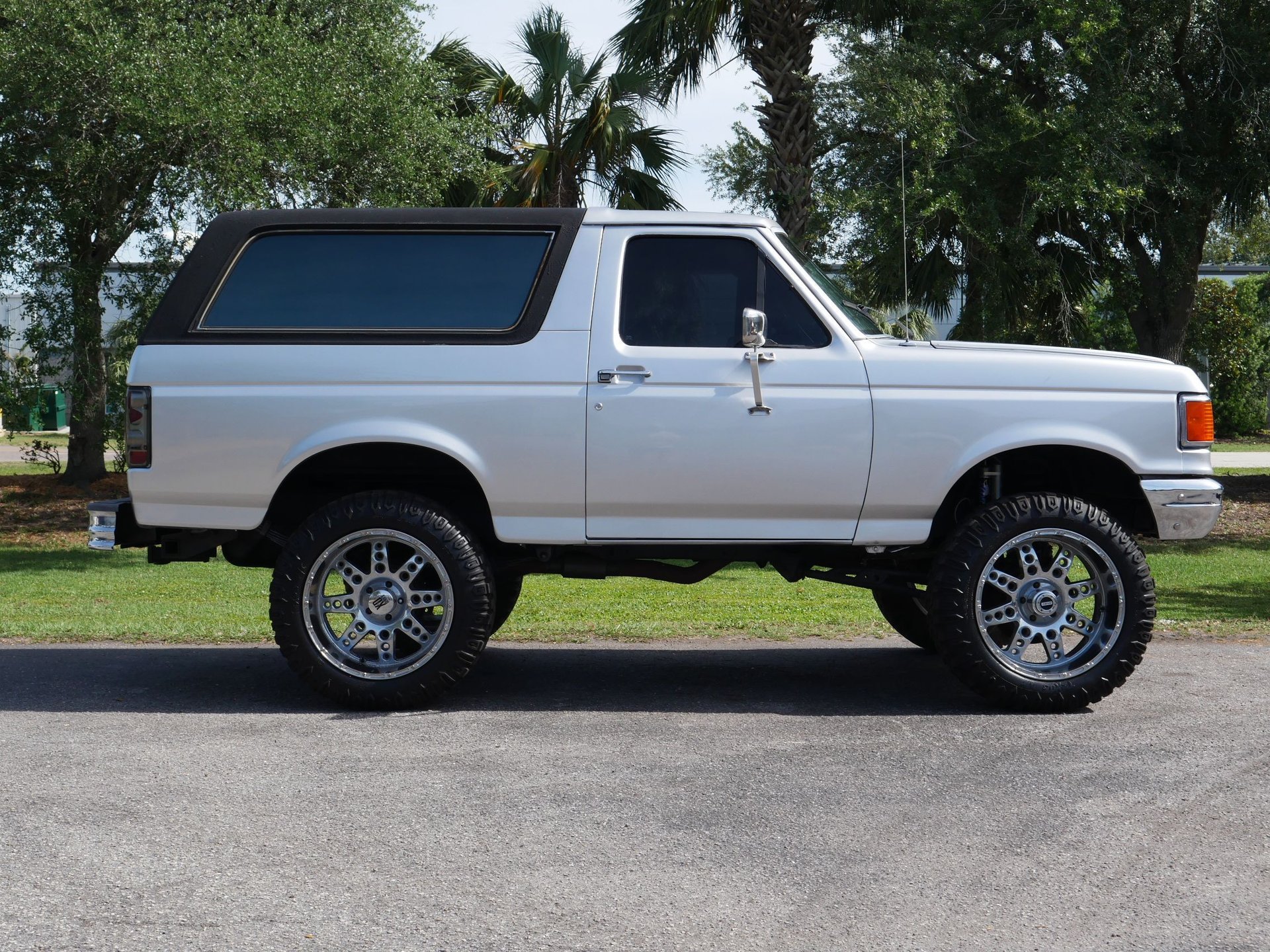 Used 1990 Ford Bronco AWD/4WD image 3