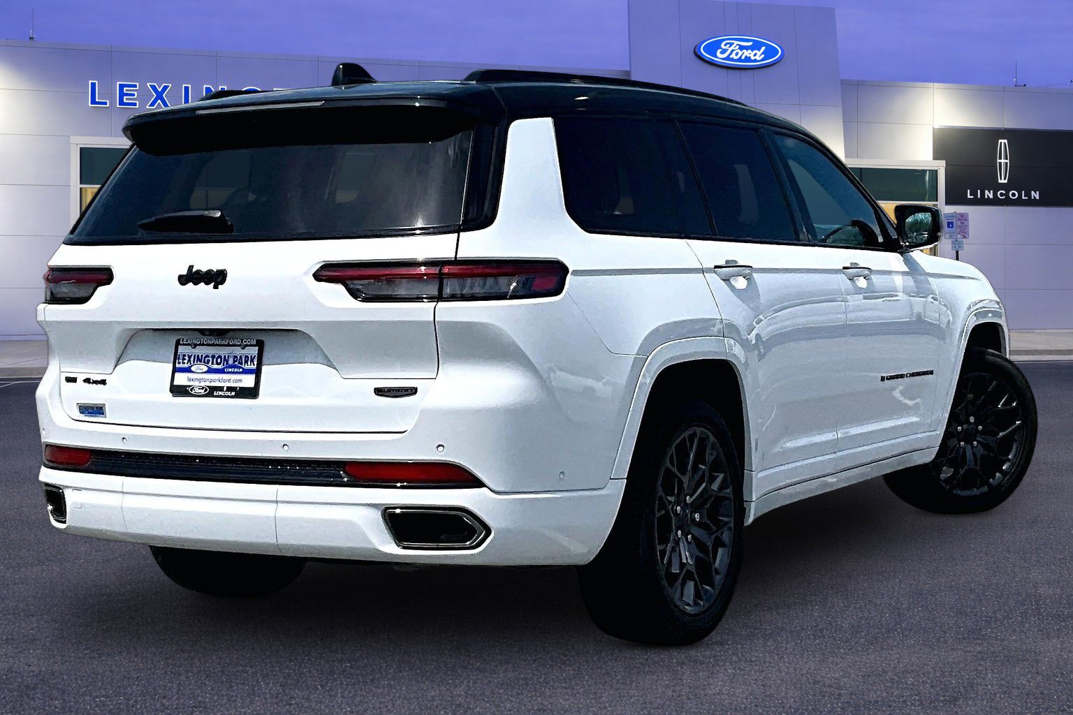 Used 2023 Jeep Grand Cherokee L Summit AWD/4WD image 5