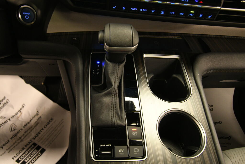 Used 2024 Toyota Sienna Limited image 18