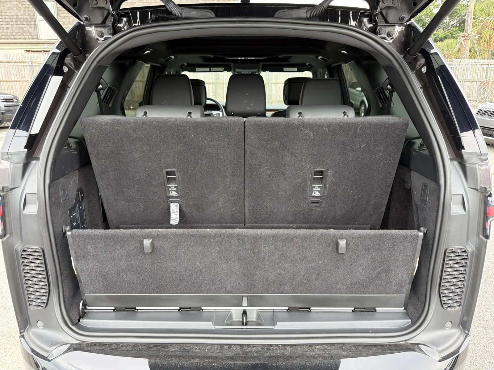 Used 2025 Land Rover Discovery Dynamic SE AWD/4WD image 8